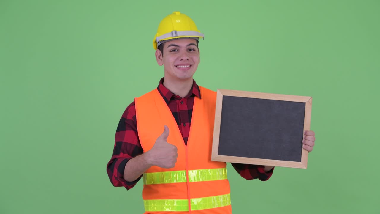 젊은 잘생긴 다민족 남성 건설 노동자