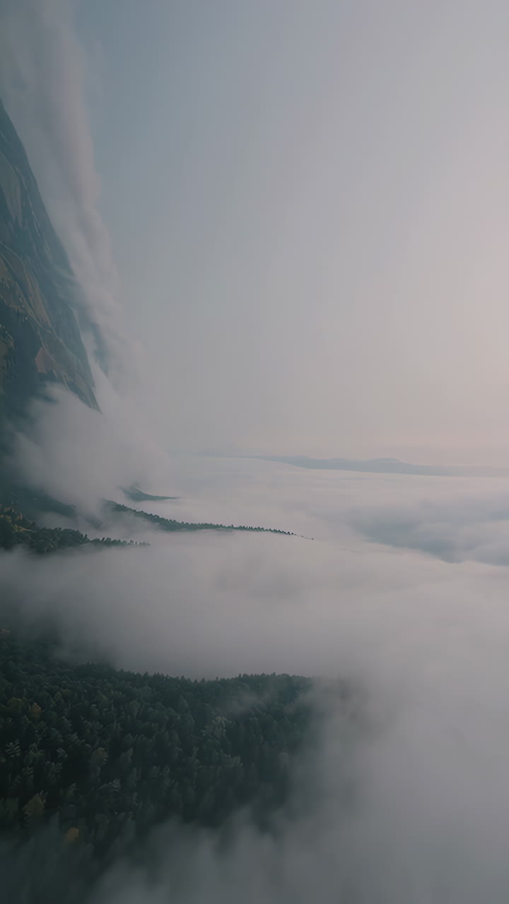 안개 가 가득 한 산 을 위 에서 볼 수 있다