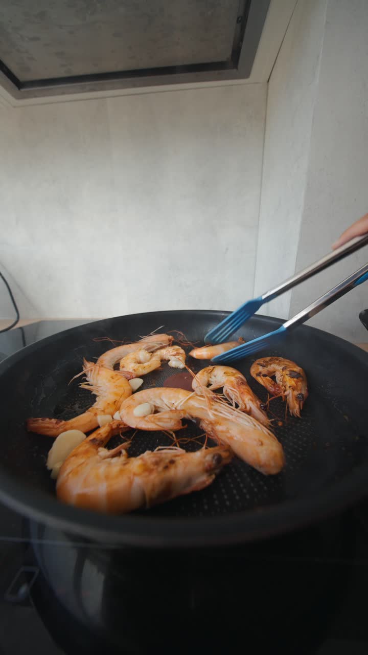 cocinar camarones en una sartén