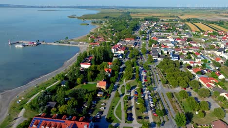 nadmorskie miasteczko i latarnia na jeziorze neusiedlersee w podersdorf w austrii