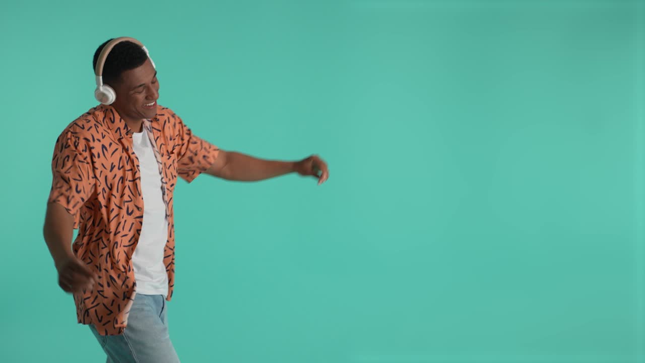 Uomo di colore felice che si muove a ritmo di musica