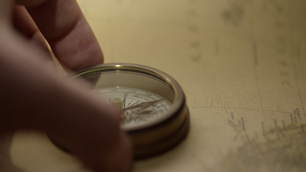 빈티지 나침반에서 북쪽 찾기