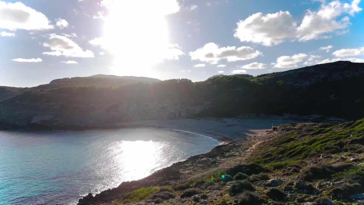 Vista Aérea Cinematográfica da Praia de Cala Torta e Montanhas Costeiras em Maiorca ao Pôr do Sol