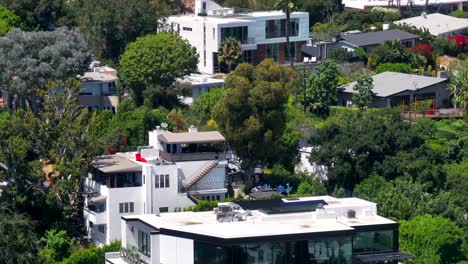 Luxury-mansions-in-Hollywood-Hills-West,-California---ascending-aerial-reveal