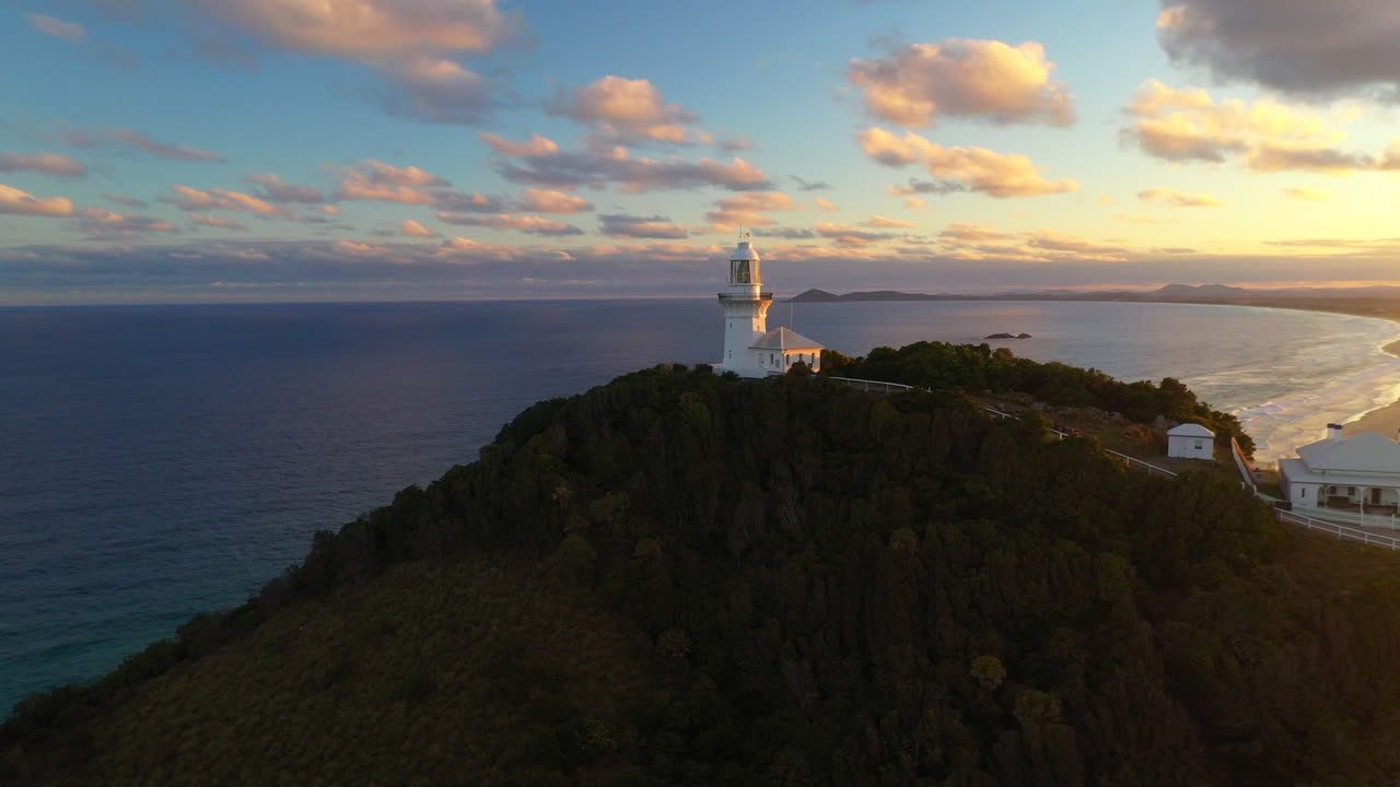 кинематографическая съемка с дрона восхода солнца на маяк дымчатого мыса у юго-западных скал, кемпси шир, новый южный уэльс, австралия