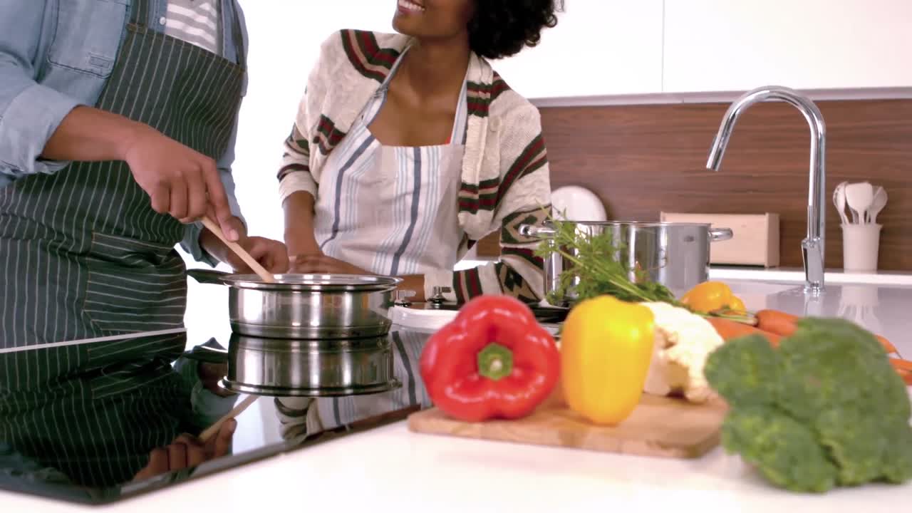 Casal feliz cozinhando alimentos juntos