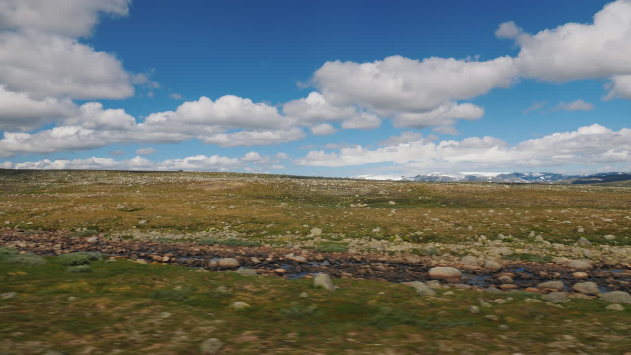hermoso paisaje de la vista rural de noruega desde la ventana del autobús 4k video