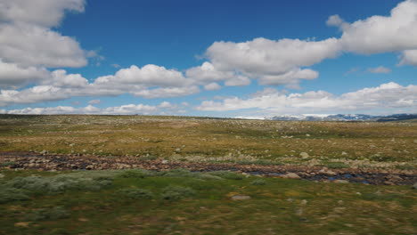 hermoso paisaje de la vista rural de noruega desde la ventana del autobús 4k video