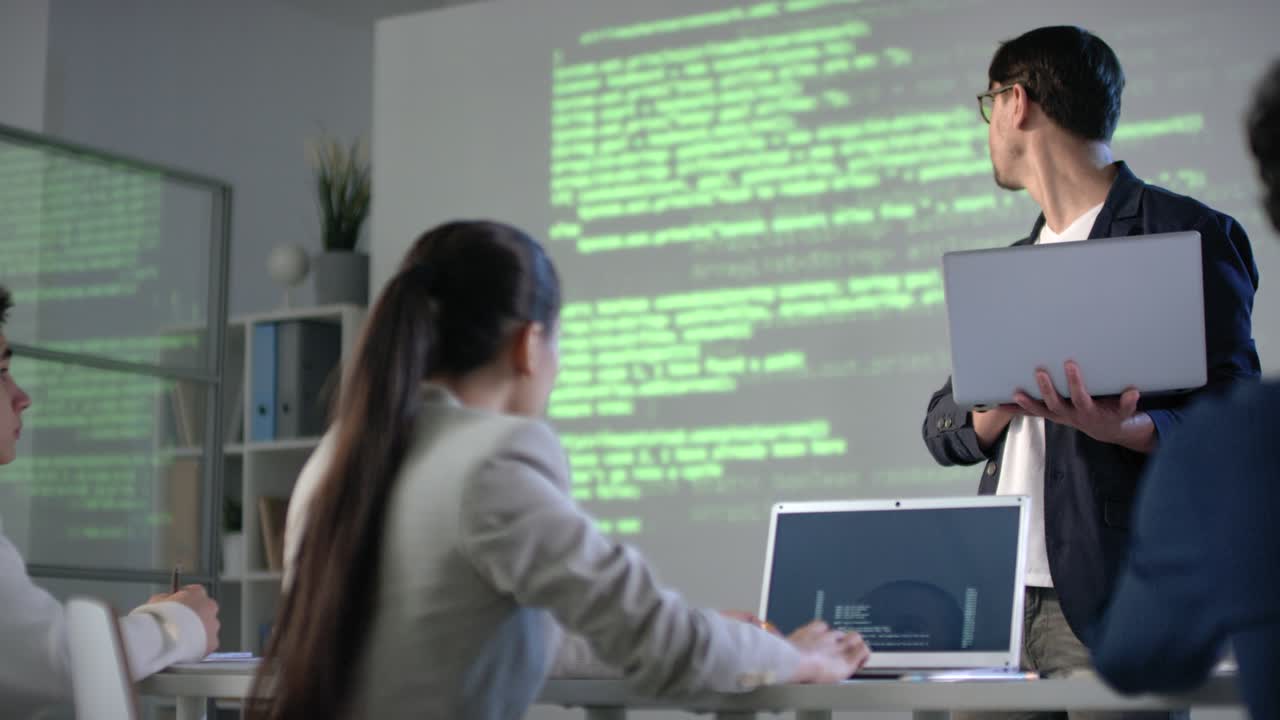 노트북으로 수업을 하는 교사