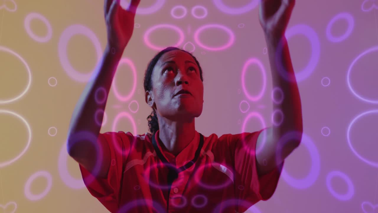 animazione di cerchi al neon su una giocatrice di rugby su sfondo al neon