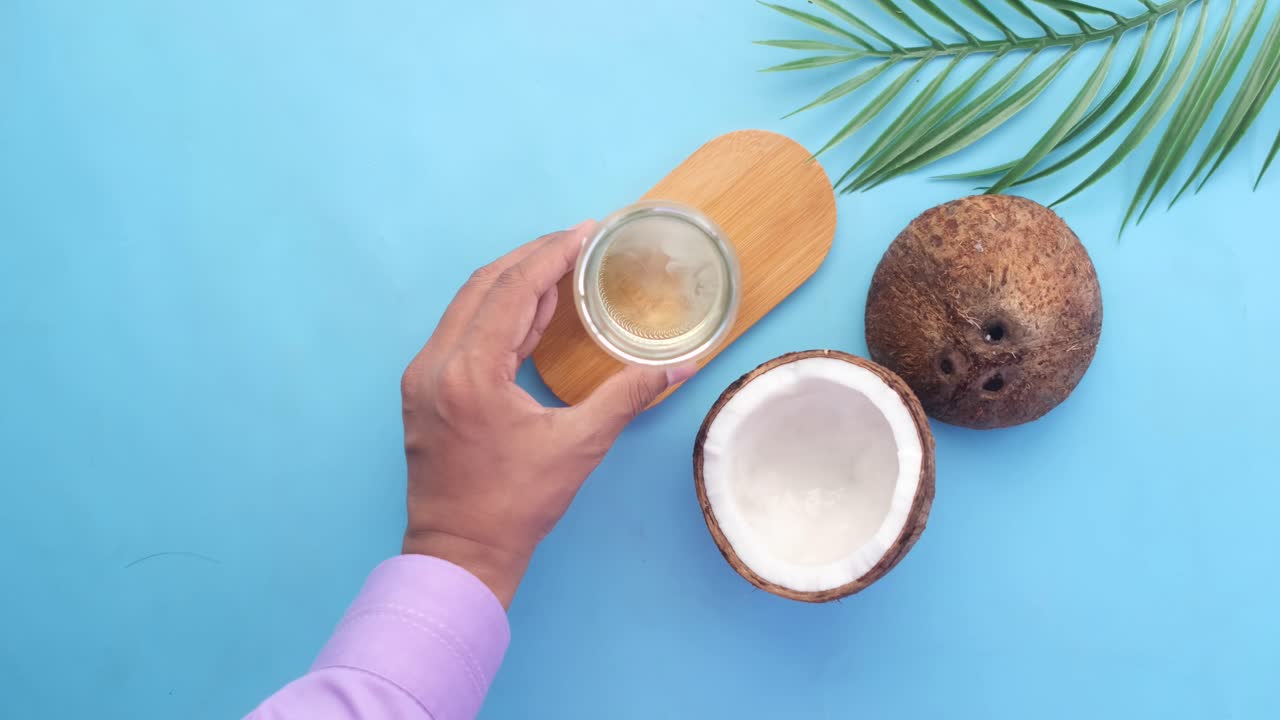 aceite de coco y coco fresco