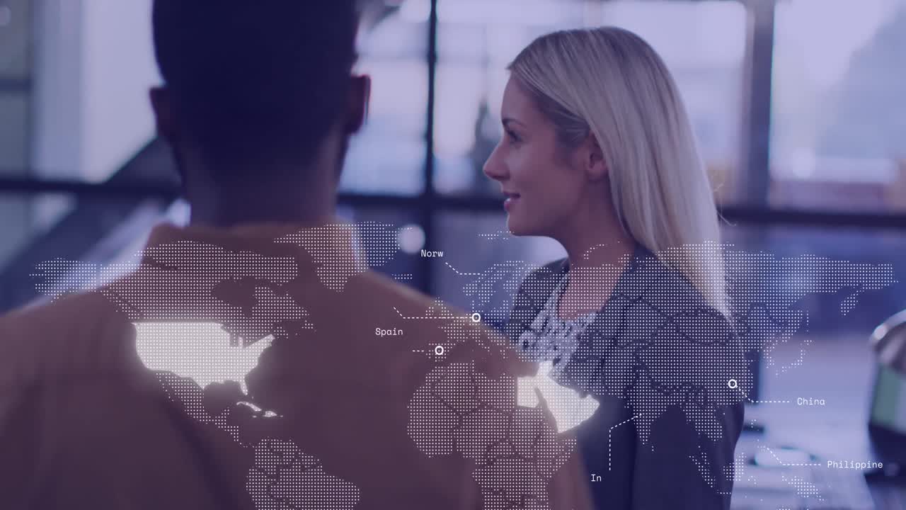 animación del procesamiento de datos y el mapa del mundo sobre diversas personas de negocios en la oficina