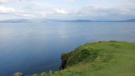 hermoso paisaje escocés cerca de staffin en la isla de skye en una toma panorámica