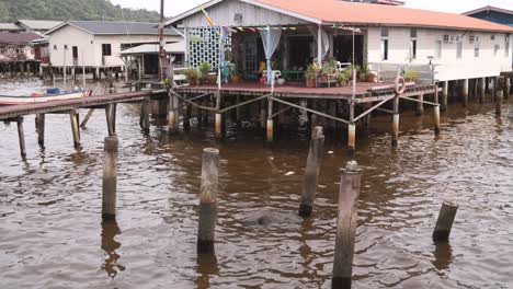 Casas-Sobre-Pilotes-En-El-Río-En-Las-Aldeas-Flotantes-De-Kampong-Ayer-En-Bandar-Seri-Bagawan-En-Brunei-Darussalam