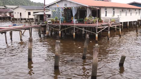 casas en pilotes en el río en las aldeas flotantes de kampong ayer en bandar seri bagawan en brunei darussalam