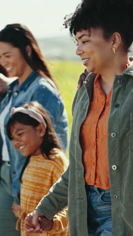 Familia,-Viajes-Y-Mujeres-Caminando-Por-El-Campo