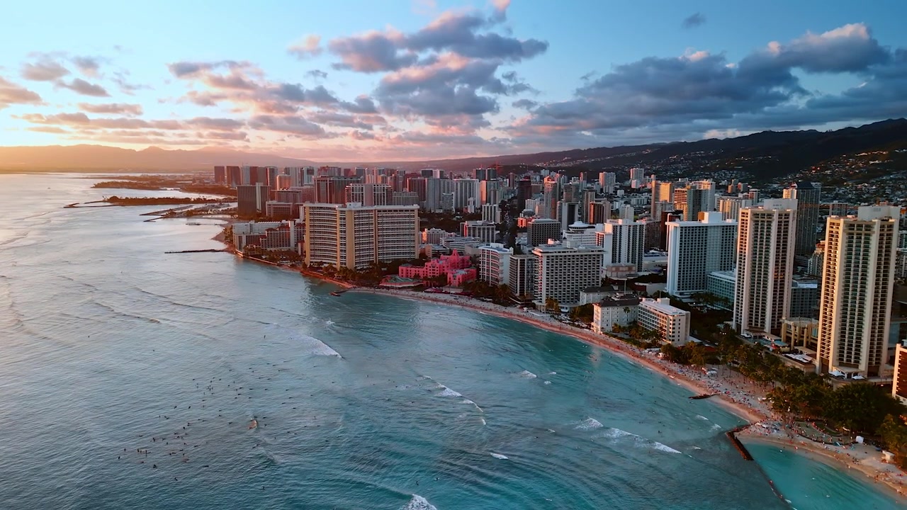 Lussuosi grattacieli di Waikiki, Honolulu, Hawaii, USA. Bellissimo panorama cittadino al tramonto visto dall'alto