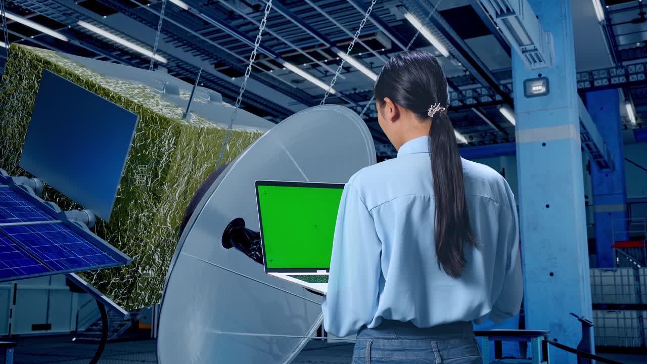 ingeniero que trabaja en un proyecto de satélite