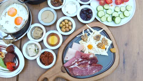 전통적인 터키 아침 식사 접시