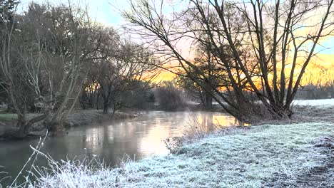 Kleiner-Englischer-Fluss-Bei-Sonnenaufgang-An-Einem-Frostigen-Wintermorgen