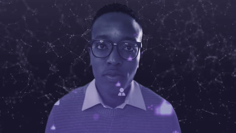 iconos digitales y una red de conexiones contra el hombre de gafas