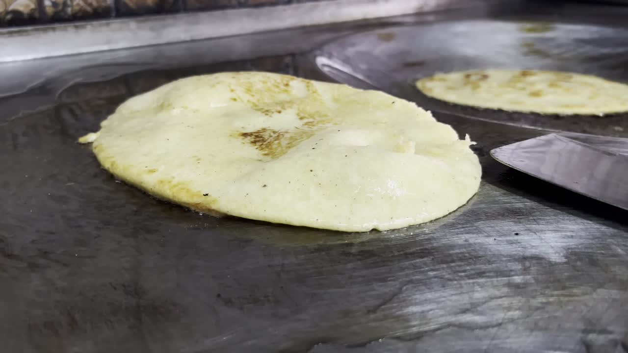 Cottura di una tortilla su una piastra
