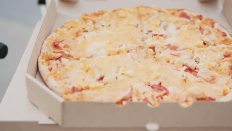 deliciosa pizza de pollo hawaiano en una caja
