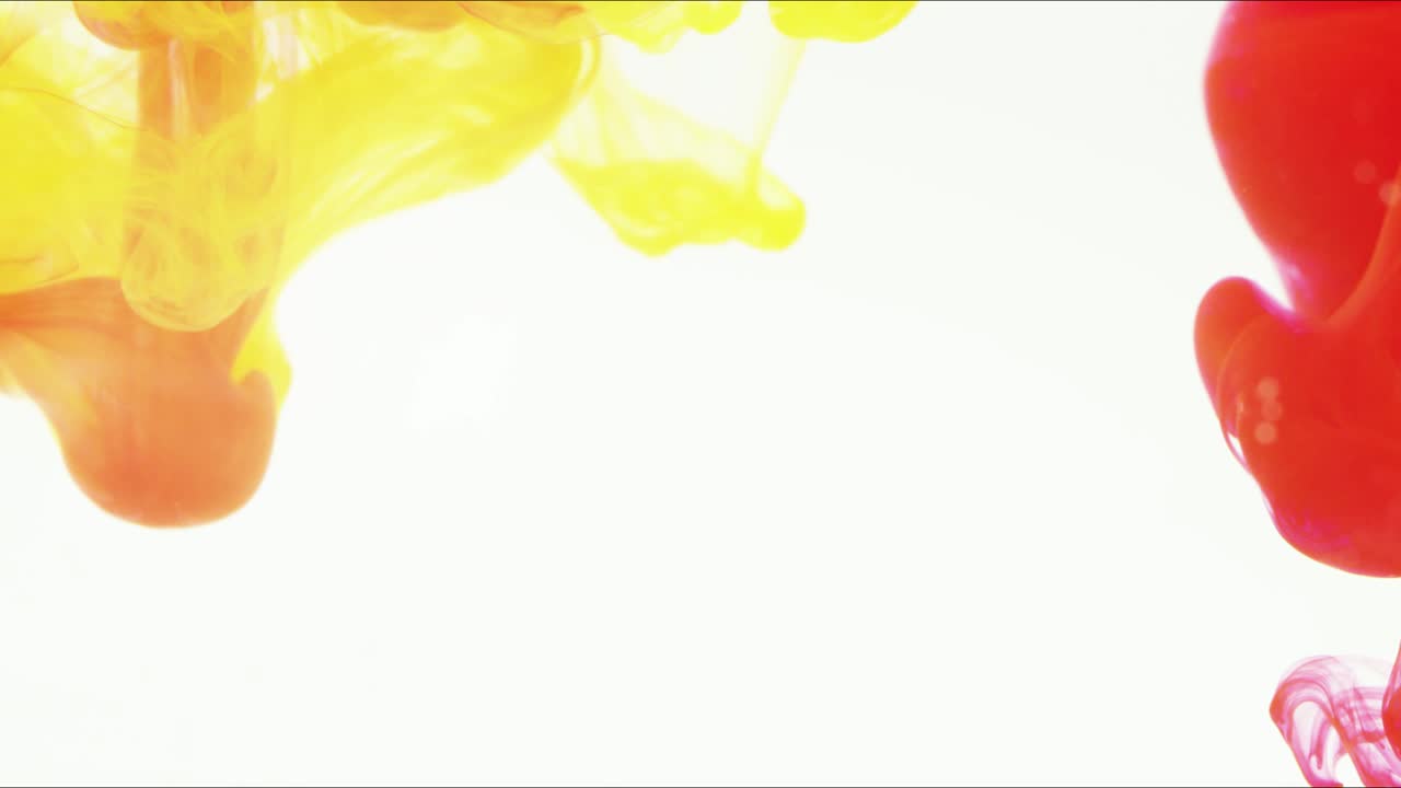 mezclar nubes de gouache coloridas en el agua y moverse en cámara lenta.