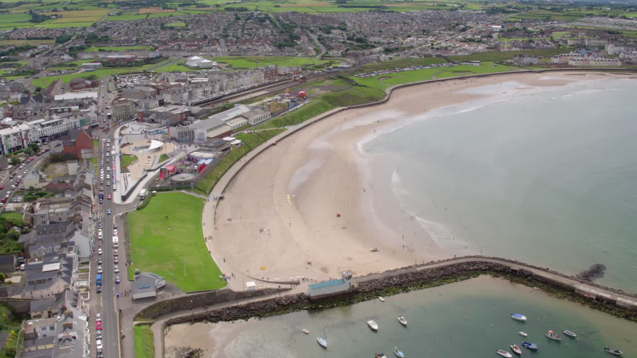 ciudad de portrush en la ruta costera de la calzada, irlanda del norte