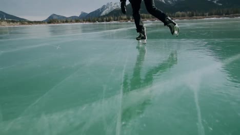 hombre patinando en un lago congelado