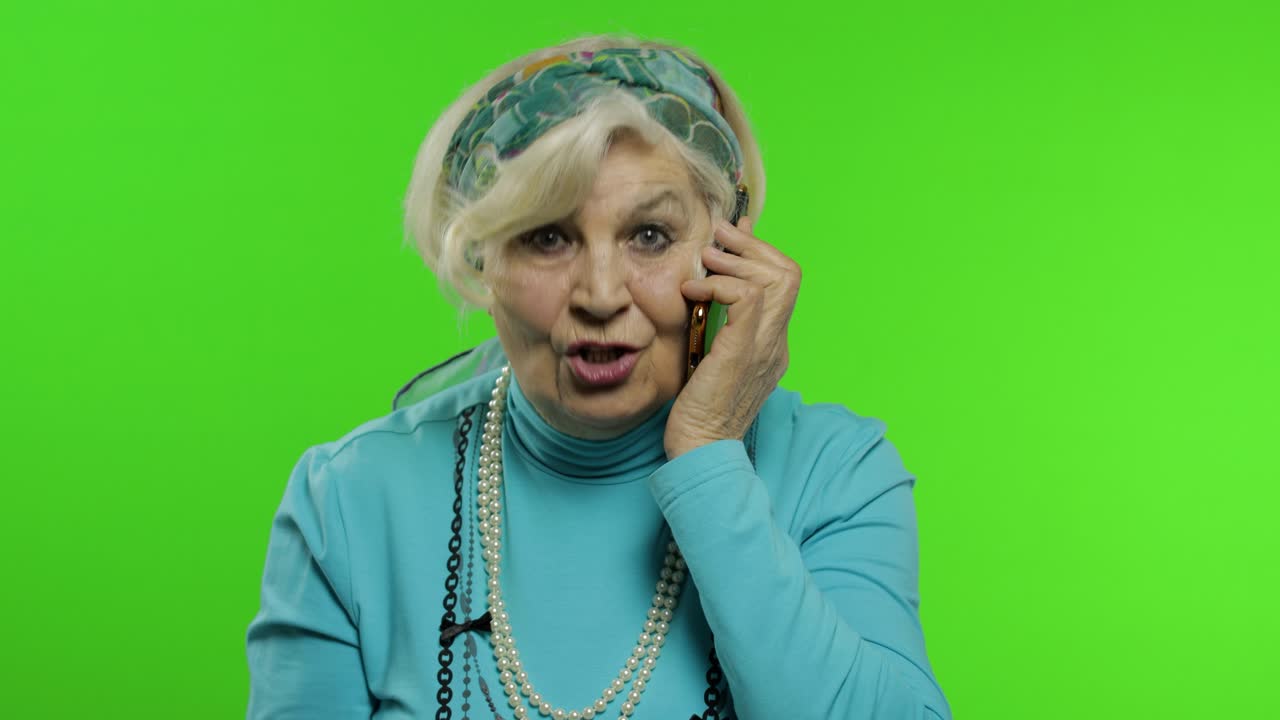 Anziana nonna caucasica elegante che parla al telefono cellulare. Chroma key.