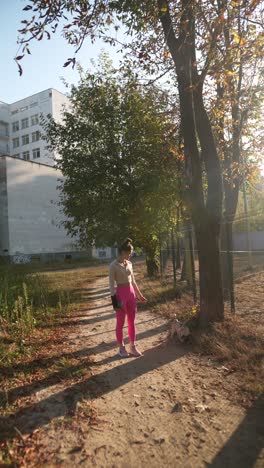mujer paseando a su perro en un parque