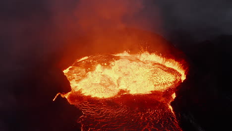 Primer-Plano-De-Material-Magmático-Saliendo-Del-Cráter.-Lava-Fundida-En-La-Noche.-Volcán-Fagradalsfjall.-Islandia,-2021