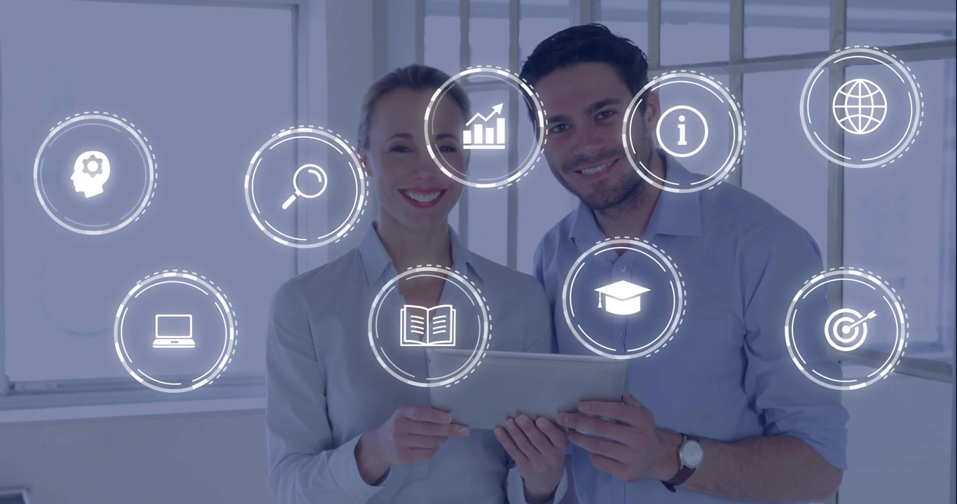 Hombre sosteniendo tablet mientras mujer toca pantalla y anima iconos de negocios explorando tendencias de datos