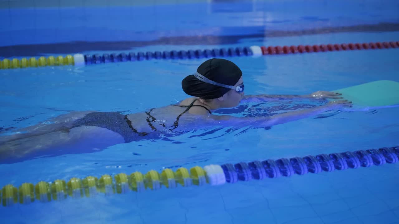 수영장 에서 수영 하는 운동적 인 젊은 여자