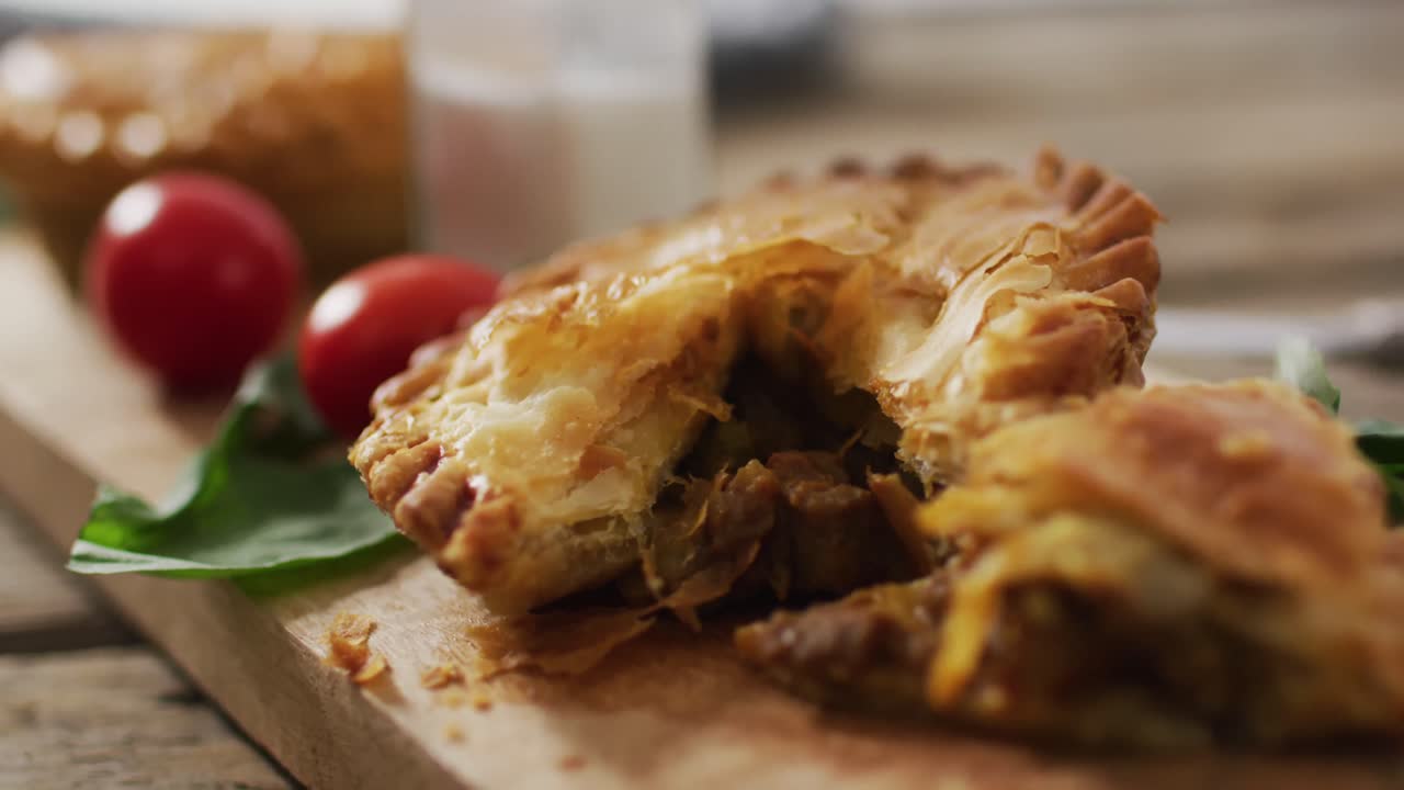 video de una tarta vista desde arriba sobre un fondo de madera