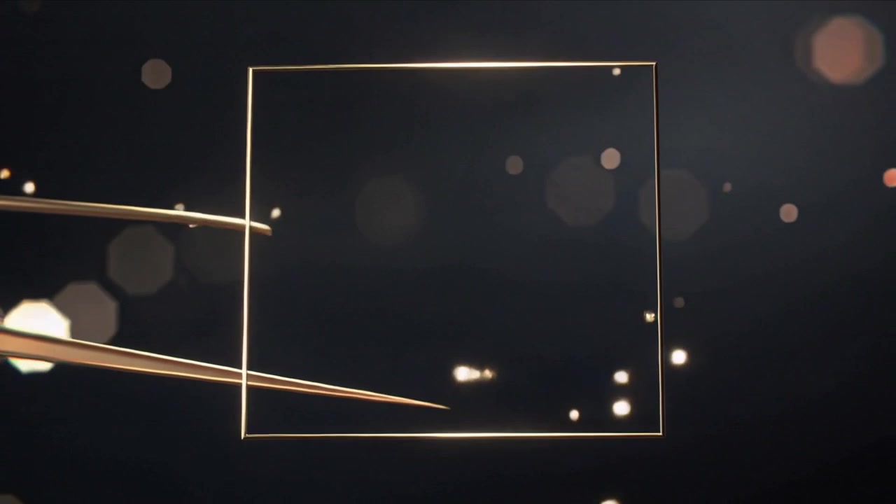 Un sottile contorno quadrato illuminato che appare, disegnando una fascia dorata con perline alla deriva, rivelando un nucleo vuoto in studio.