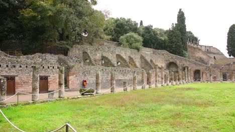 Ruins-of-famous-Pompeii-city,-Italy