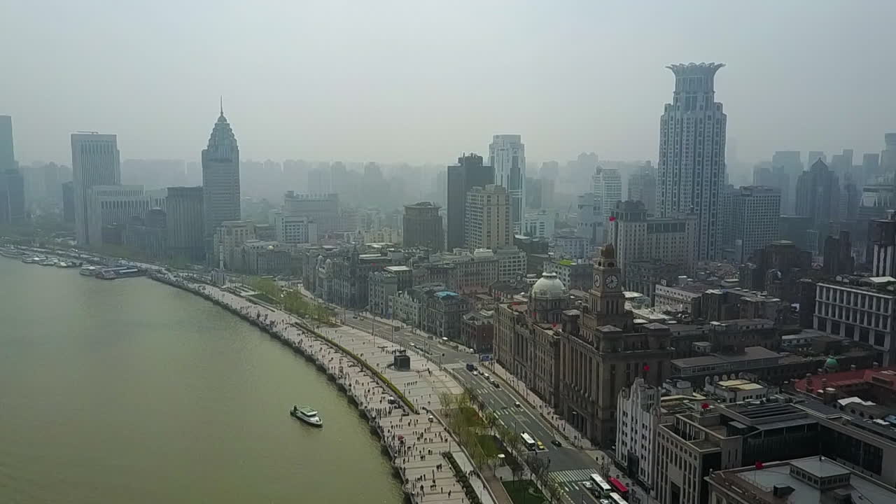 Gerakan Tilt Udara ke Tepi Sungai yang Ramai di Distrik Bund Shanghai