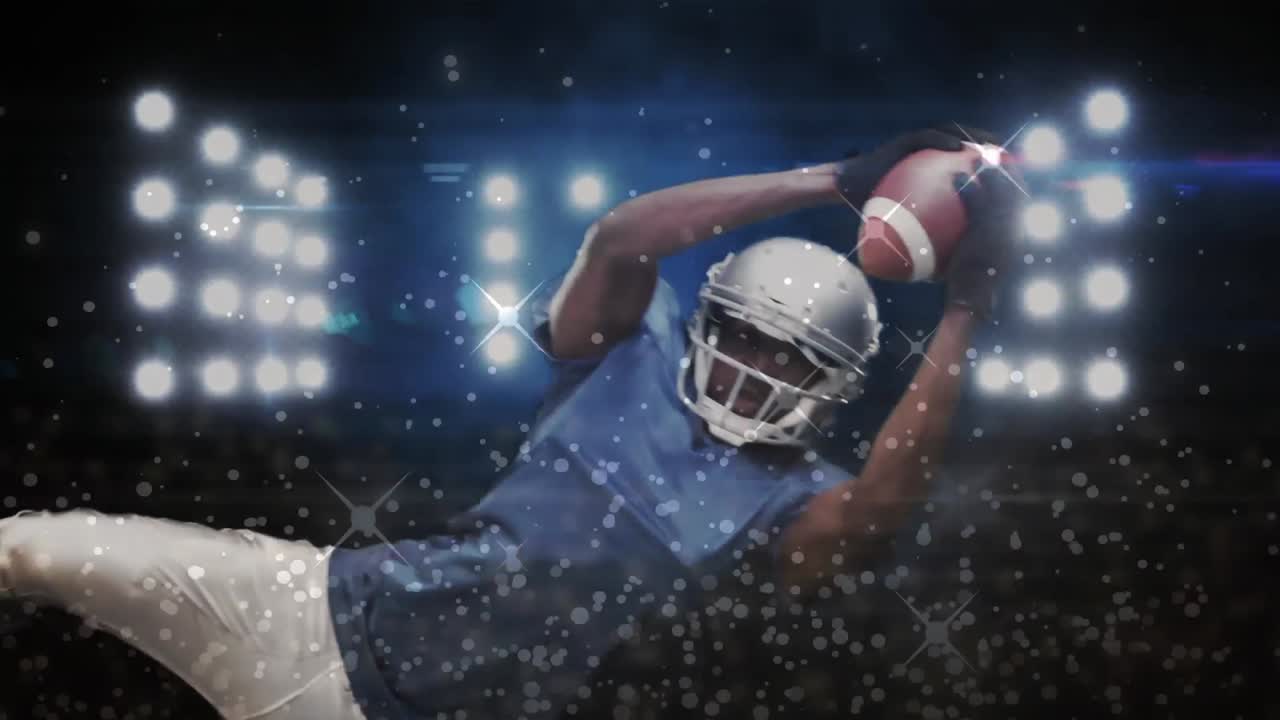 럭비 공을 잡는 남성 럭비 선수에 대해 움직이는 은 반 ⁇ 이는 디지털 복합 비디오