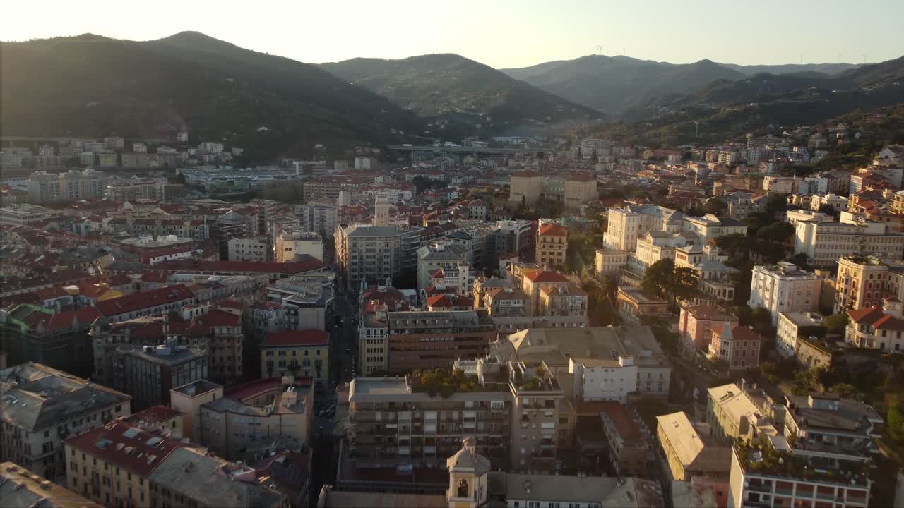 Vue aérienne d’une ville avec des bâtiments et des montagnes