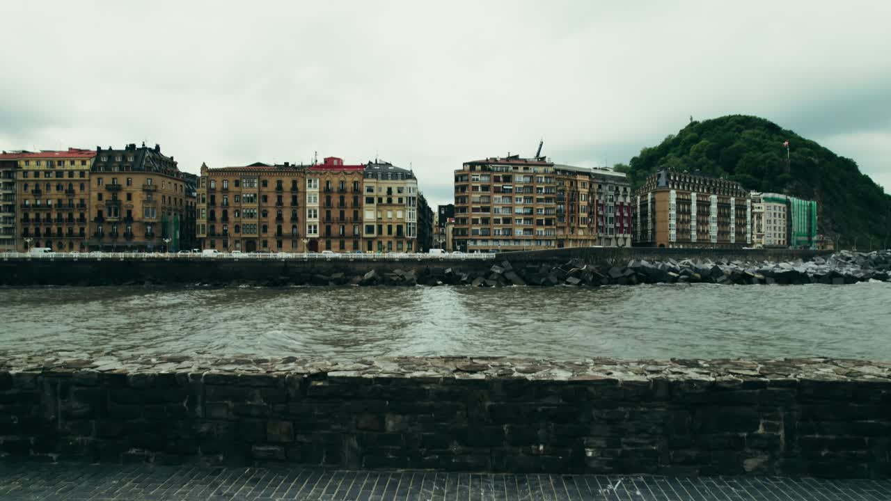 구름 은 날 의 해안 도시 풍경