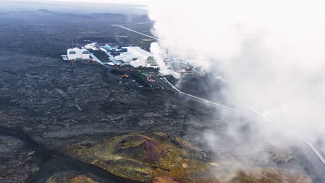 centrale électrique de reykjanes volant à travers une épaisse vapeur blanche, aérienne