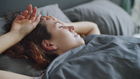 mujer despertando en la cama