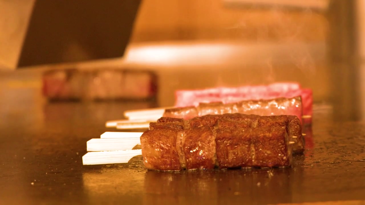 東京のレストランで、熱い鉄板焼きグリルで焼ける高級和牛ステーキ。