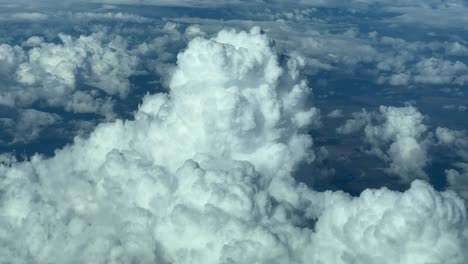 una vista impresionante de una enorme nube de tormenta desde arriba, grabada desde una cabina de un avión que vuela a 12000 metros de altura