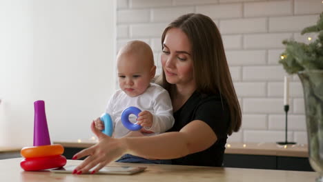 Familien-,-Technologie--Und-Mutterschaftskonzept---Glücklich-Lächelnde-Junge-Mutter-Mit-Kleinem-Baby-Und-Tablet-PC-Computer-Zu-Hause