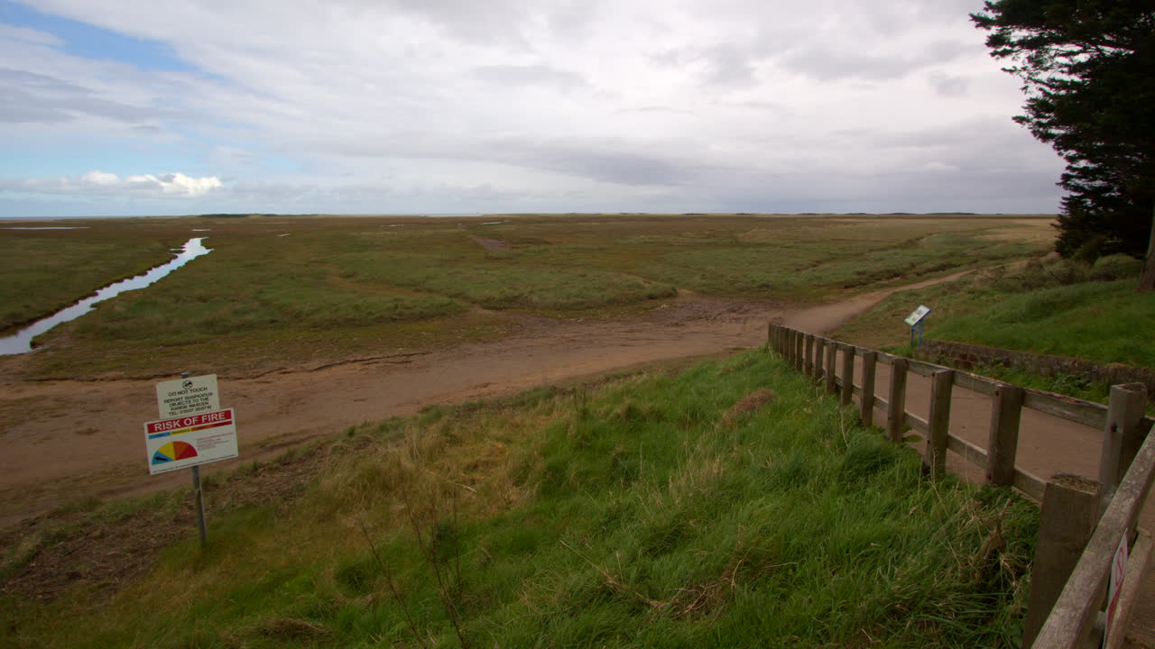 mirando hacia el norte en las llanuras de barro en saltfleet, louth, lincolnshire