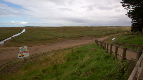mirando hacia el norte en las llanuras de barro en saltfleet, louth, lincolnshire