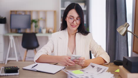 Glückliche,-Selbstbewusste-Frau-Beim-Online-Shopping-Auf-Dem-Smartphone